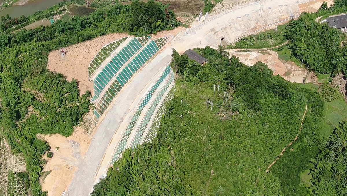 福建閩清：無人機(jī)助力公路項(xiàng)目水土保持檢查