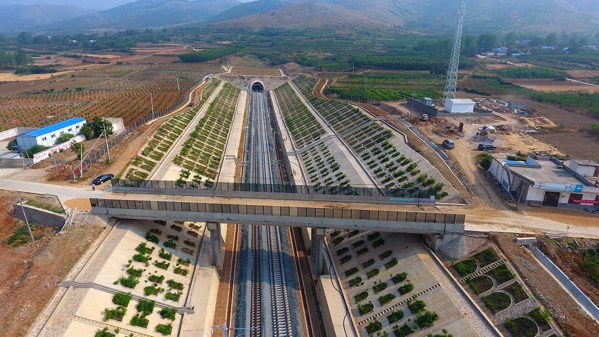 浩吉鐵路紅土嶺隧道出口路塹防護(hù)