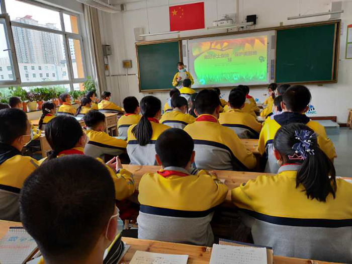 新寧路小學(xué)學(xué)生代表向各班級宣傳水土保持03.jpg