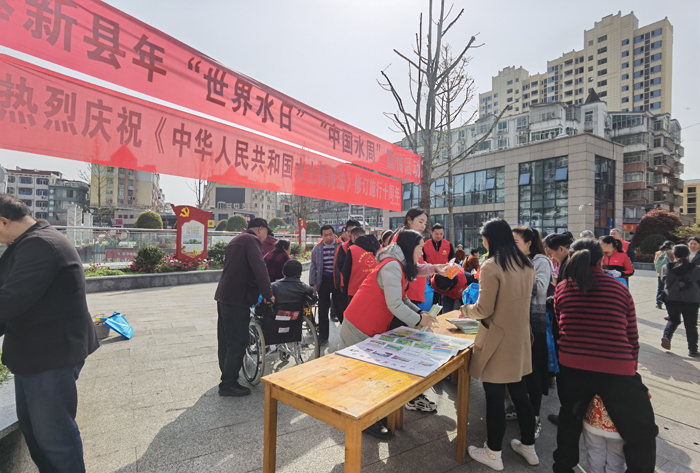 在華林廣場解答群眾咨詢.jpg