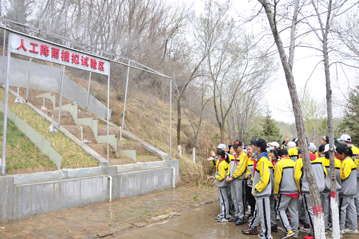 學(xué)生參觀人工降雨模擬試驗(yàn)區(qū).JPG
