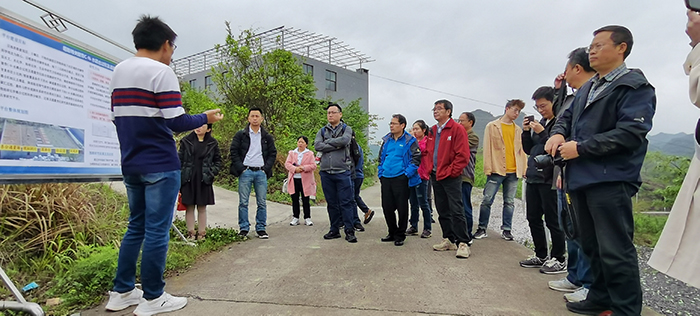 5與會(huì)代表考察中科院普定喀斯特生態(tài)系統(tǒng)觀測(cè)研究站s.jpg