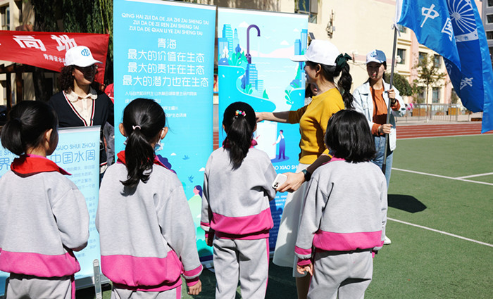 向青少年宣傳水利知識.JPG