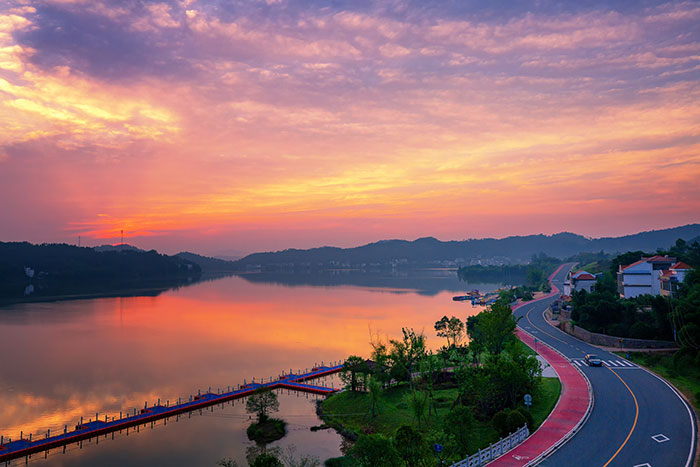 3岸綠景美的上猶縣南河湖.jpg