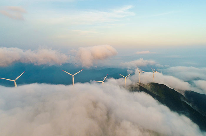 6風機立青山-發(fā)電云海間.jpg