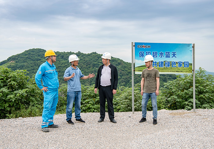 2.蕪湖市繁昌區(qū)水務(wù)局水保工作人員在蕪湖海螺箬帽山戴店礦區(qū)檢查水保措施落實(shí)情況.jpg