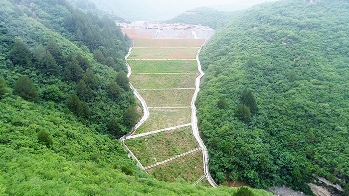 8高家山隧道進(jìn)口、段家坪隧道出口棄渣場施工過程中嚴(yán)格按“渣場首件評估”要求，分級、分臺階治理并及時修建排水和綠化.jpg