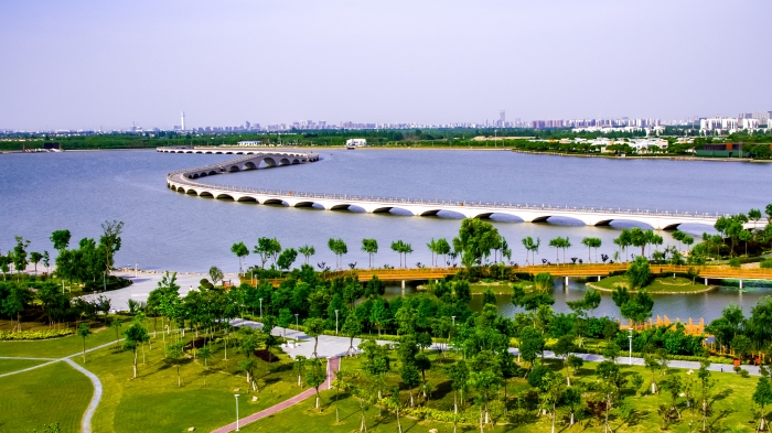 身姿卓越的淀山湖彩虹橋.jpg