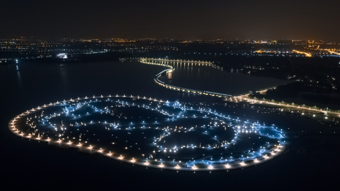 夜色籠罩下璀璨迷人的彩虹橋.jpg